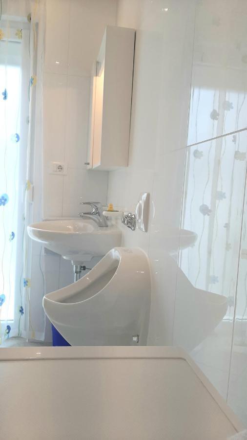 Helles Doppelzimmer Mit Bad, Terrasse Und Pool, Seperater Eingang, Liznjan, Istrien Zewnętrze zdjęcie