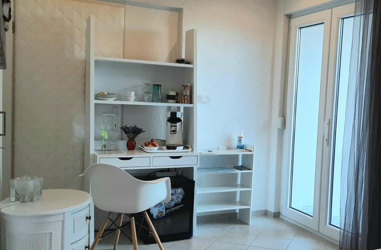 Helles Doppelzimmer Mit Bad, Terrasse Und Pool, Seperater Eingang, Liznjan, Istrien Zewnętrze zdjęcie